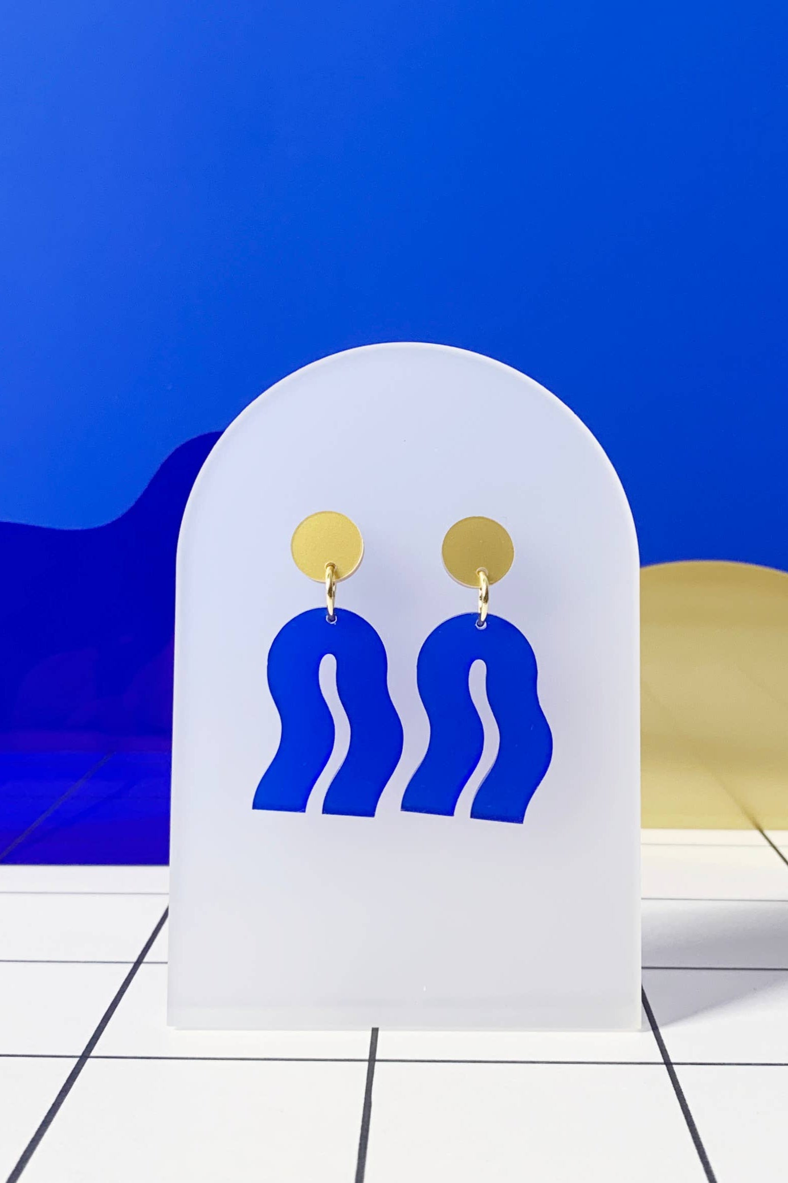 ohrschmuck von mimimono aus recyceltem acryl in geometrischer wellenform in blau und gold im youmee.market bern