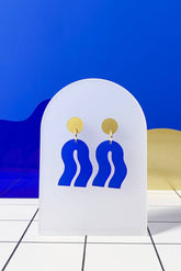 ohrschmuck von mimimono aus recyceltem acryl in geometrischer wellenform in blau und gold im youmee.market bern