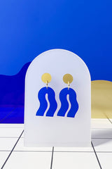 ohrschmuck von mimimono aus recyceltem acryl in geometrischer wellenform in blau und gold im youmee.market bern