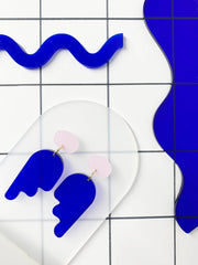 ohrschmuck von mimimono aus recyceltem acryl in blau und rosa und geometrischer form im youmee.market bern