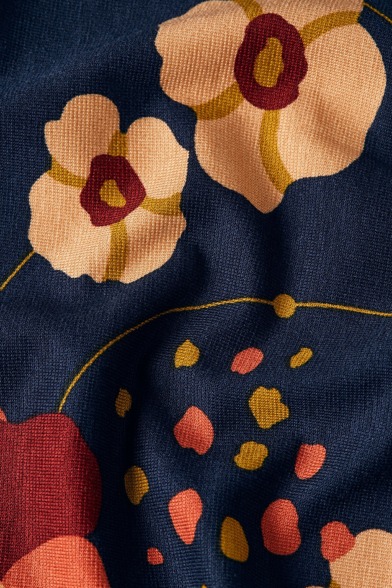 dunkelblauer Stoff mit grossem Blumenmuster von King Louie, erhältlich bei uns in der ONIX Boutique Bern und youmee.market