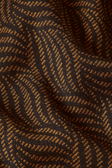 brauner Strickstoff mit schwarzem Wellenmuster