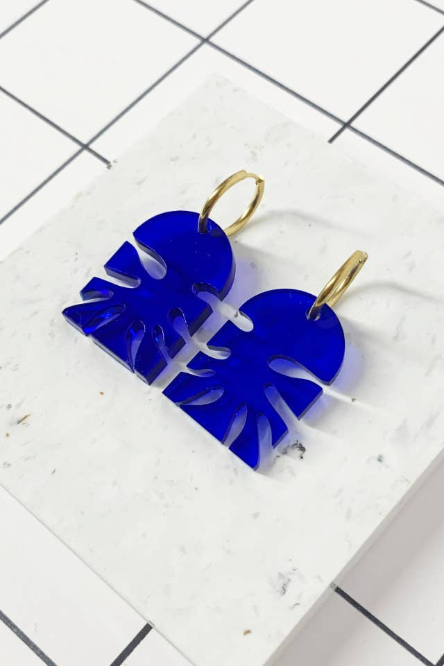 ohrschmuck von mimimono aus recyceltem acryl in blau inspiriert von matisse formen im youmee.market bern