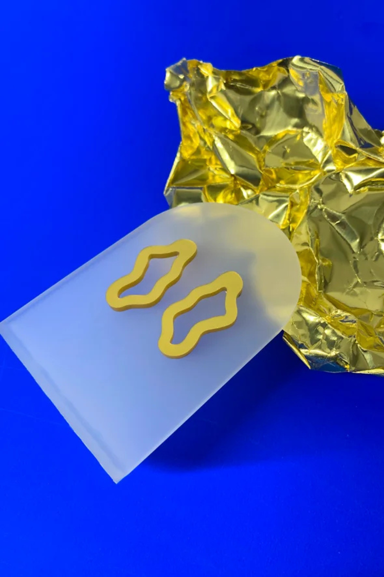 ohrschmuck von mimimono aus recyceltem acryl in gold und geometrischer wellenform im youmee.market bern