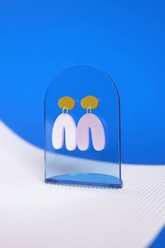 ohrschmuck von mimimono aus recyceltem acryl mit geometrischer u form in rosa und gold im youmee.market bern