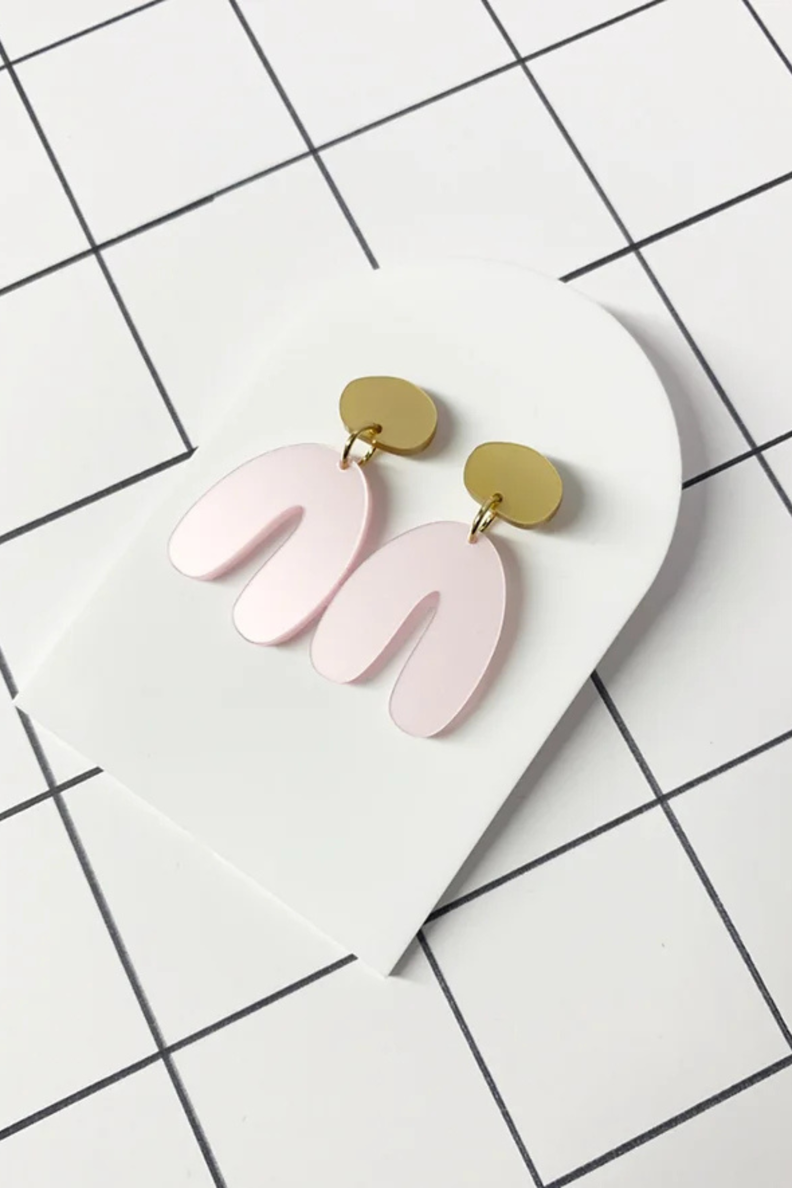 ohrschmuck von mimimono aus recyceltem acryl mit geometrischer u form in rosa und gold im youmee.market bern