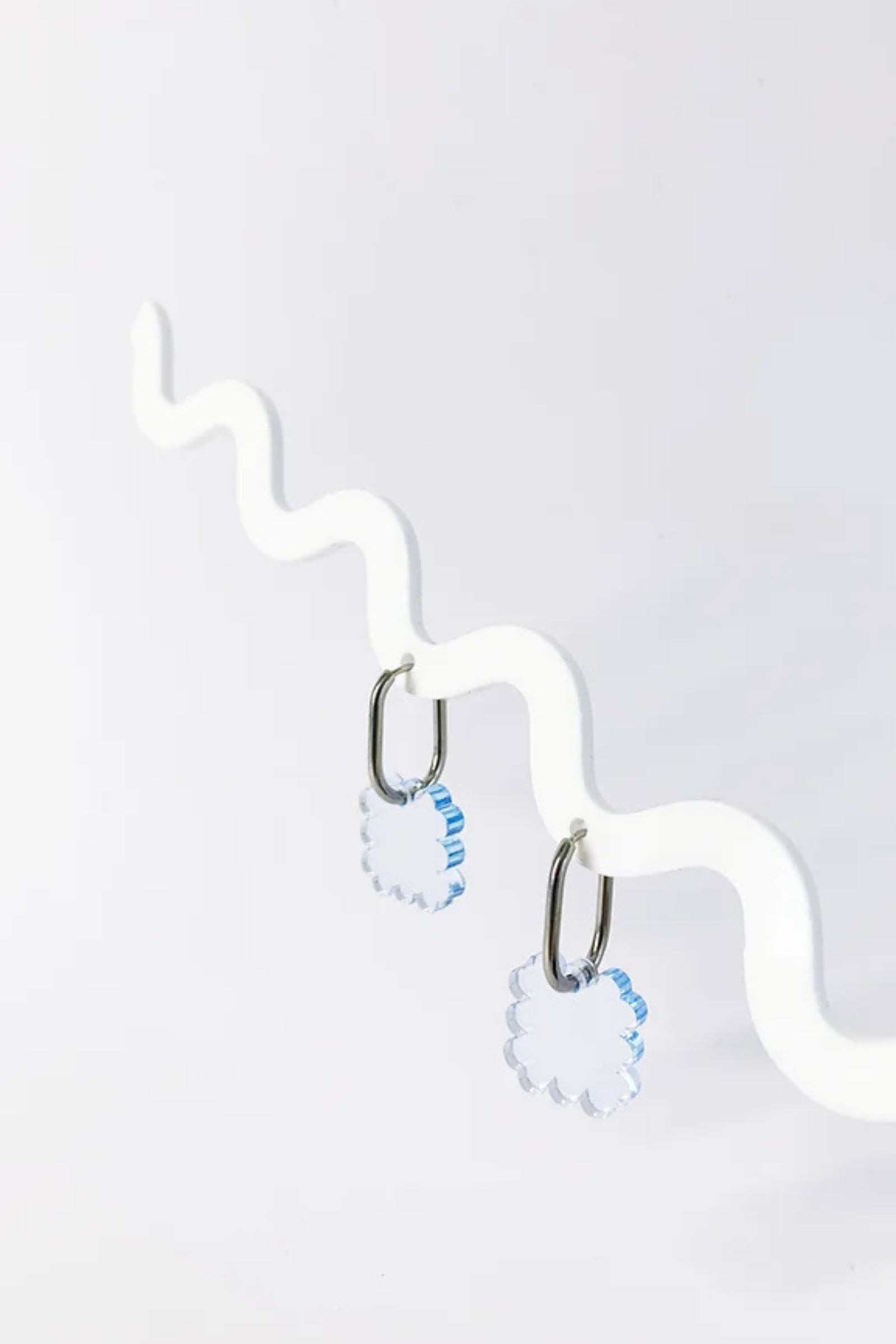 Ohrschmuck von mimimono geometrisch und minimalistisch aus recyceltem Acryl in hellblau im Youmee.market Bern