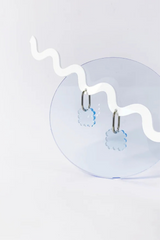Ohrschmuck von mimimono geometrisch und minimalistisch aus recyceltem Acryl in hellblau im Youmee.market Bern