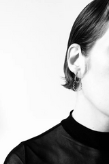 Getragener Ohrschmuck von mimimono geometrisch und minimalistisch aus recyceltem Acryl in hellblau im Youmee.market Bern