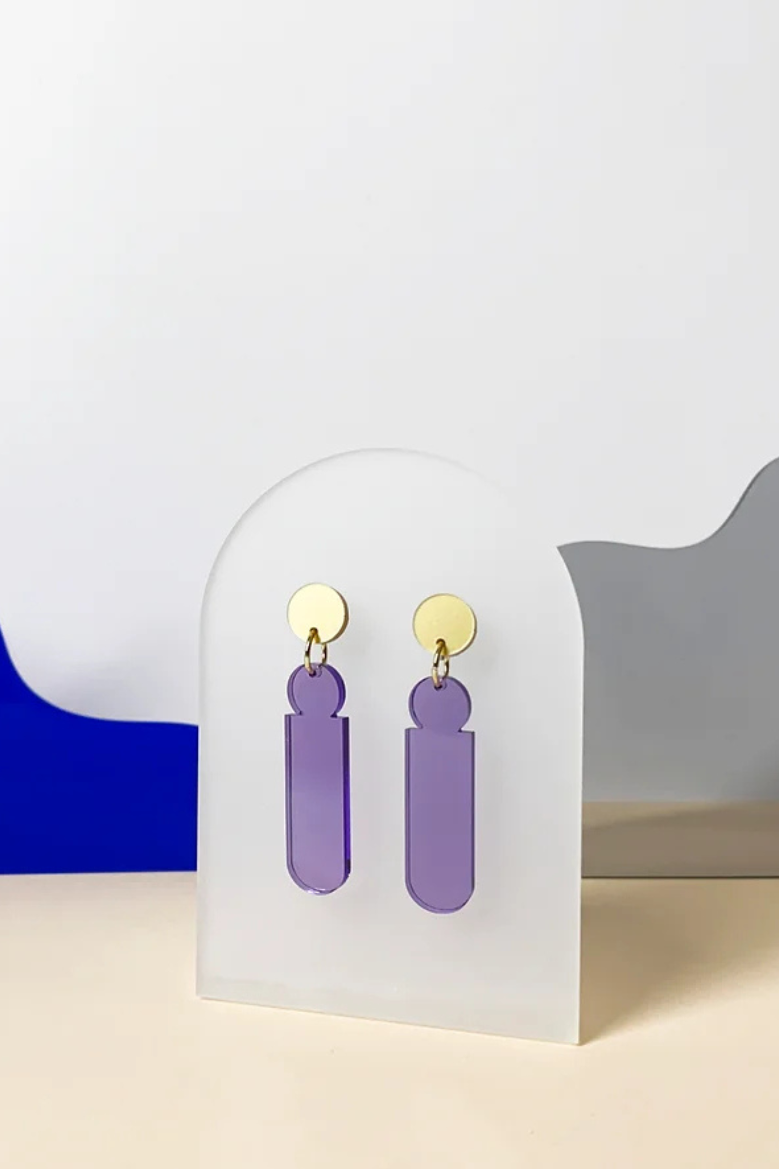 Ohrschmuck lila und gold von mimimpono aus recyceltem Acryl geometrische und minimalistische Form im Youmee.market Bern