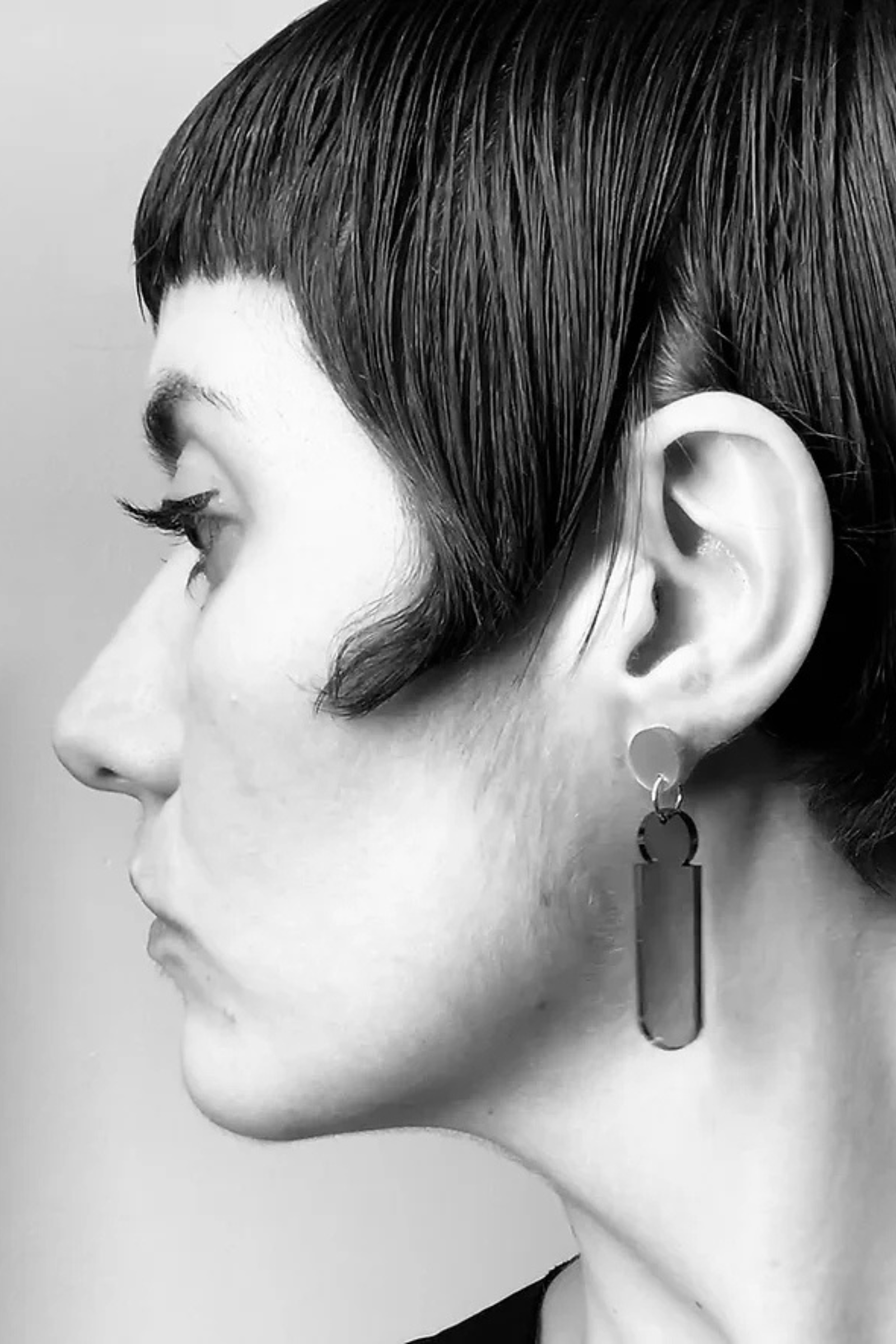 Getragener Ohrschmuck lila und gold von mimimpono aus recyceltem Acryl geometrische und minimalistische Form im Youmee.market Bern