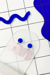 Ohrschmuck von mimimono in rosa und königsblau aus recyceltem Acryl im Youmee.market Bern