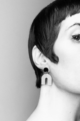 Getragener Ohrschmuck von mimimono in rosa und königsblau aus recyceltem Acryl im Youmee.market Bern