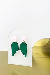 Ohrschmuck grün und rosa in geometricher und minimalistischer Form von mimimono aus reyceltem Acryl im Youmee.market Bern