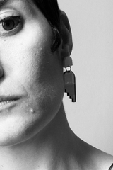 Getragener Ohrschmuck grün und rosa in geometricher und minimalistischer Form von mimimono aus reyceltem Acryl im Youmee.market Bern