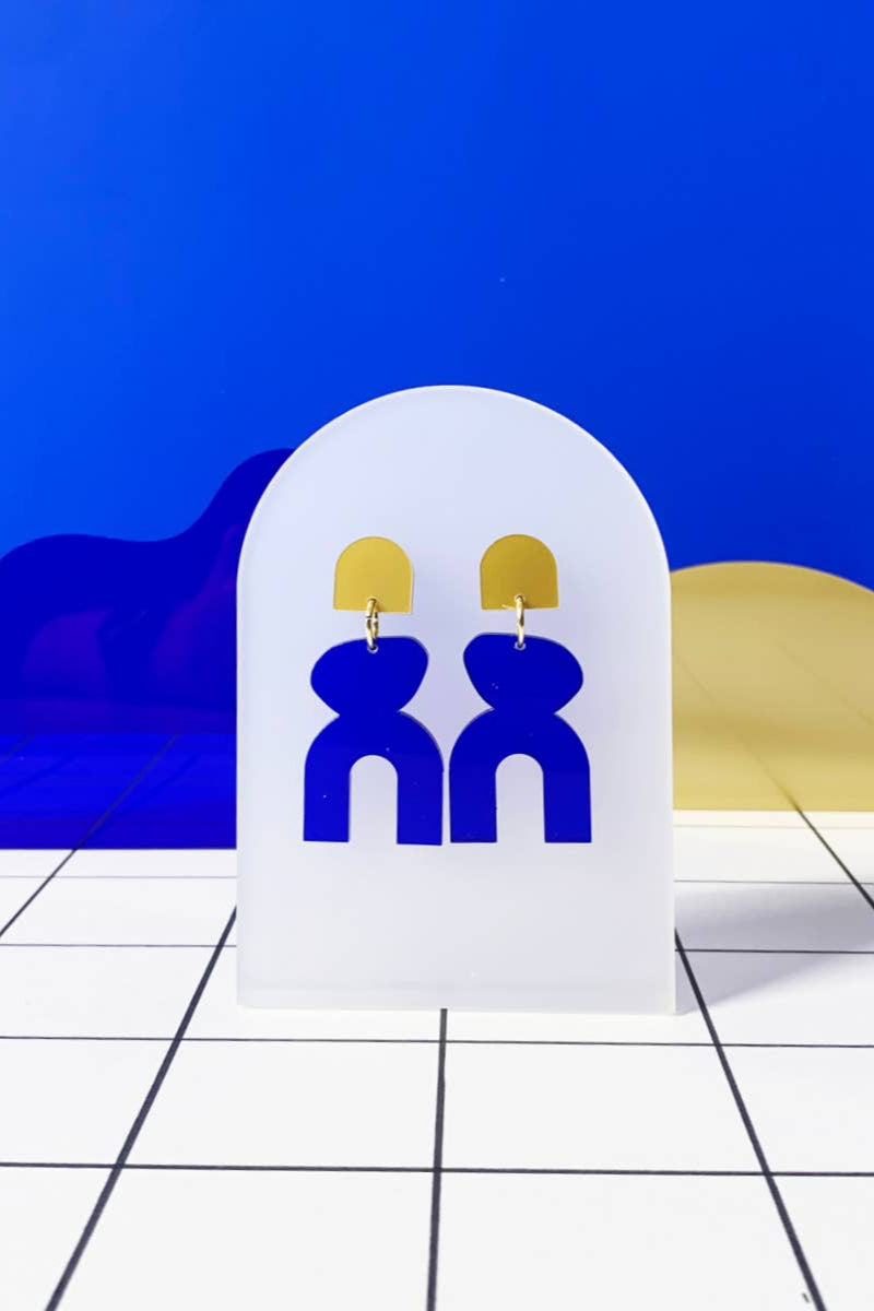 Ohrschmuck von mimimono in gold und blau aus recyceltem Acryl im Youmee.market Bern