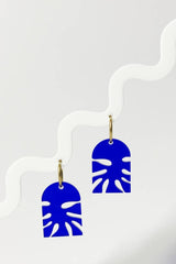 ohrschmuck von mimimono aus recyceltem acryl in blau inspiriert von matisse formen im youmee.market bern