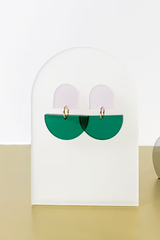 Ohrschmuck grün und rosa von mimimono geometrisch und minimalistisch aus recyceltem Acryl im Youmee.market Bern
