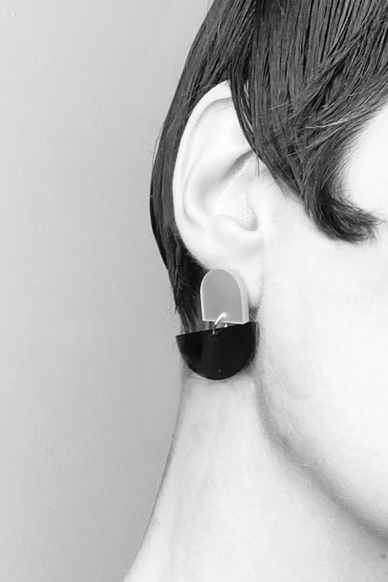 Getragener Ohrschmuck grün und rosa von mimimono geometrisch und minimalistisch aus recyceltem Acryl im Youmee.market Bern