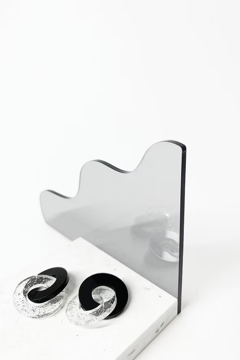 Ohrschmuck aus recyceltem Acryl geometrisch und minimalistisch in schwarz und transparent von mimimono im Youmee.market Bern