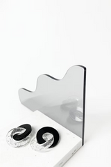 Ohrschmuck aus recyceltem Acryl geometrisch und minimalistisch in schwarz und transparent von mimimono im Youmee.market Bern