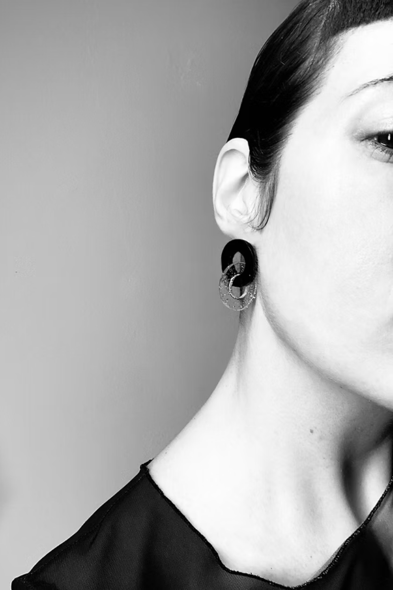 Ohrschmuck aus recyceltem Acryl geometrisch und minimalistisch in schwarz und transparent von mimimono im Youmee.market Bern