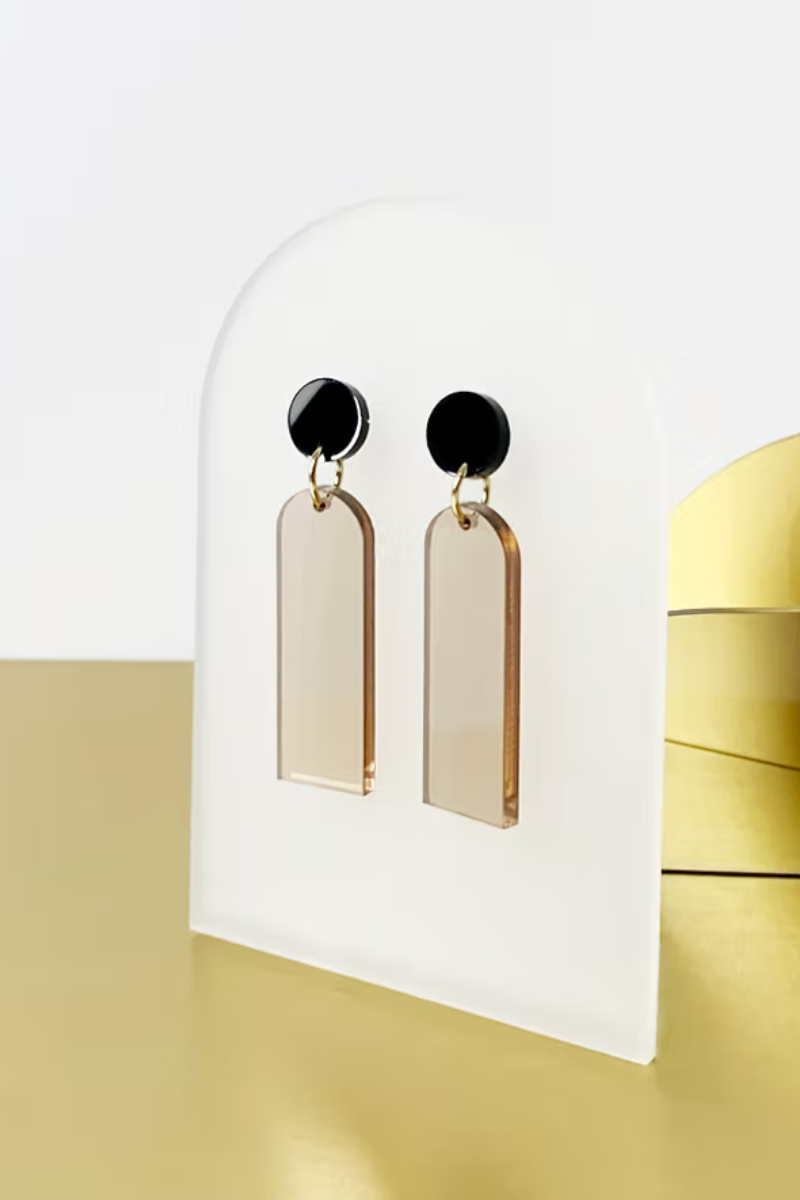 Ohrschmuck von mimimono in schwarz und beige geometrisch und minimlaoistisch aus recyceltem Acryl