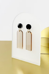 Ohrschmuck von mimimono in schwarz und beige geometrisch und minimlaoistisch aus recyceltem Acryl