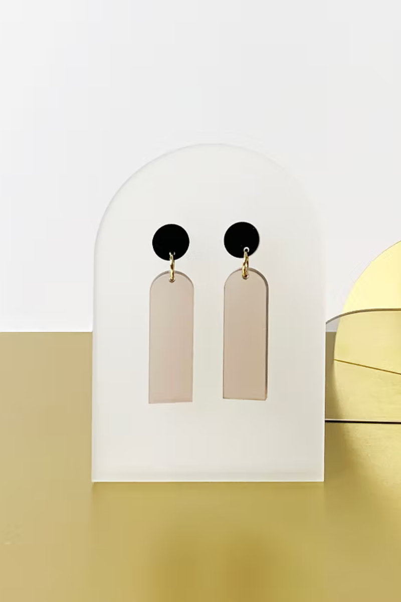 Ohrschmuck von mimimono in schwarz und beige geometrisch und minimlaoistisch aus recyceltem Acryl