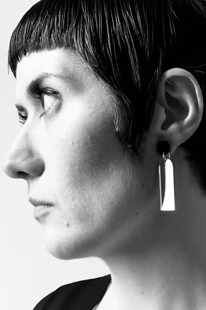 GetragenerOhrschmuck von mimimono in schwarz und beige geometrisch und minimlaoistisch aus recyceltem Acryl