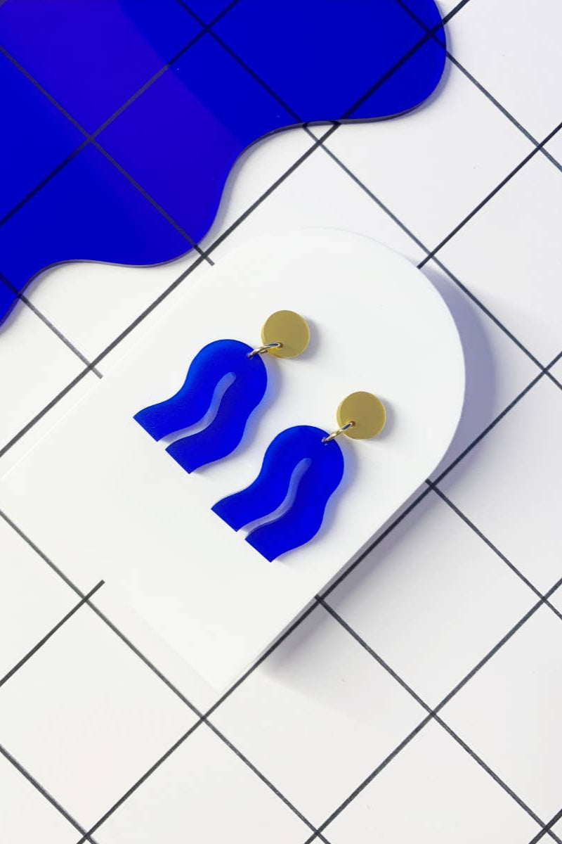 ohrschmuck von mimimono aus recyceltem acryl in geometrischer wellenform in blau und gold im youmee.market bern