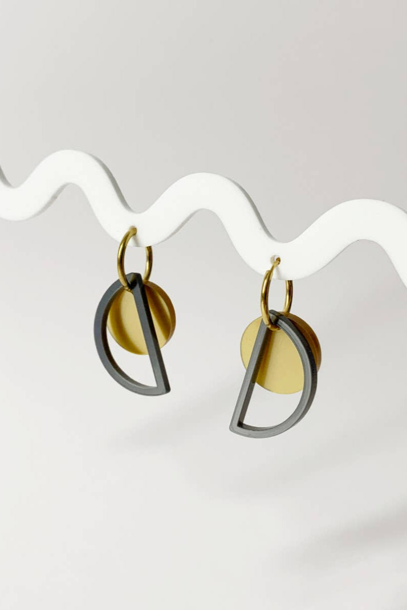 Ohrschmuck geometrisch und minimalistisch aus recyceltem Acryl in schwarz und gold von mimimono im Youmee.market Bern