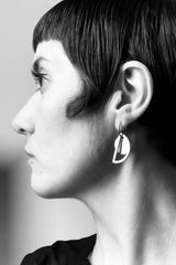 Ohrschmuck geometrisch und minimalistisch aus recyceltem Acryl in schwarz und gold von mimimono im Youmee.market Bern