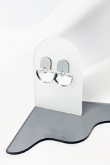 Ohrschmuck aus recyceltem Acryl geometrisch und minimalistisch in silber und transparent von mimimono im Youmee.market Bern