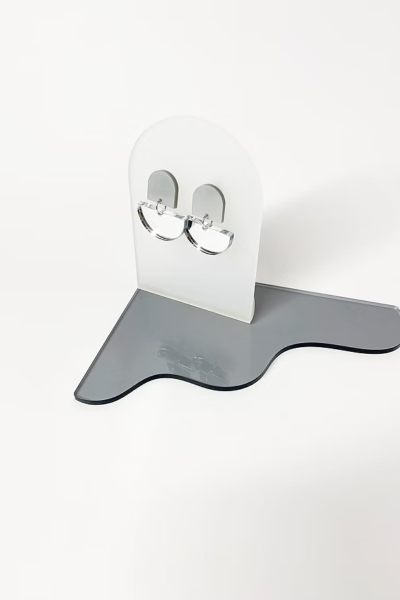 Ohrschmuck aus recyceltem Acryl geometrisch und minimalistisch in silber und transparent von mimimono im Youmee.market Bern