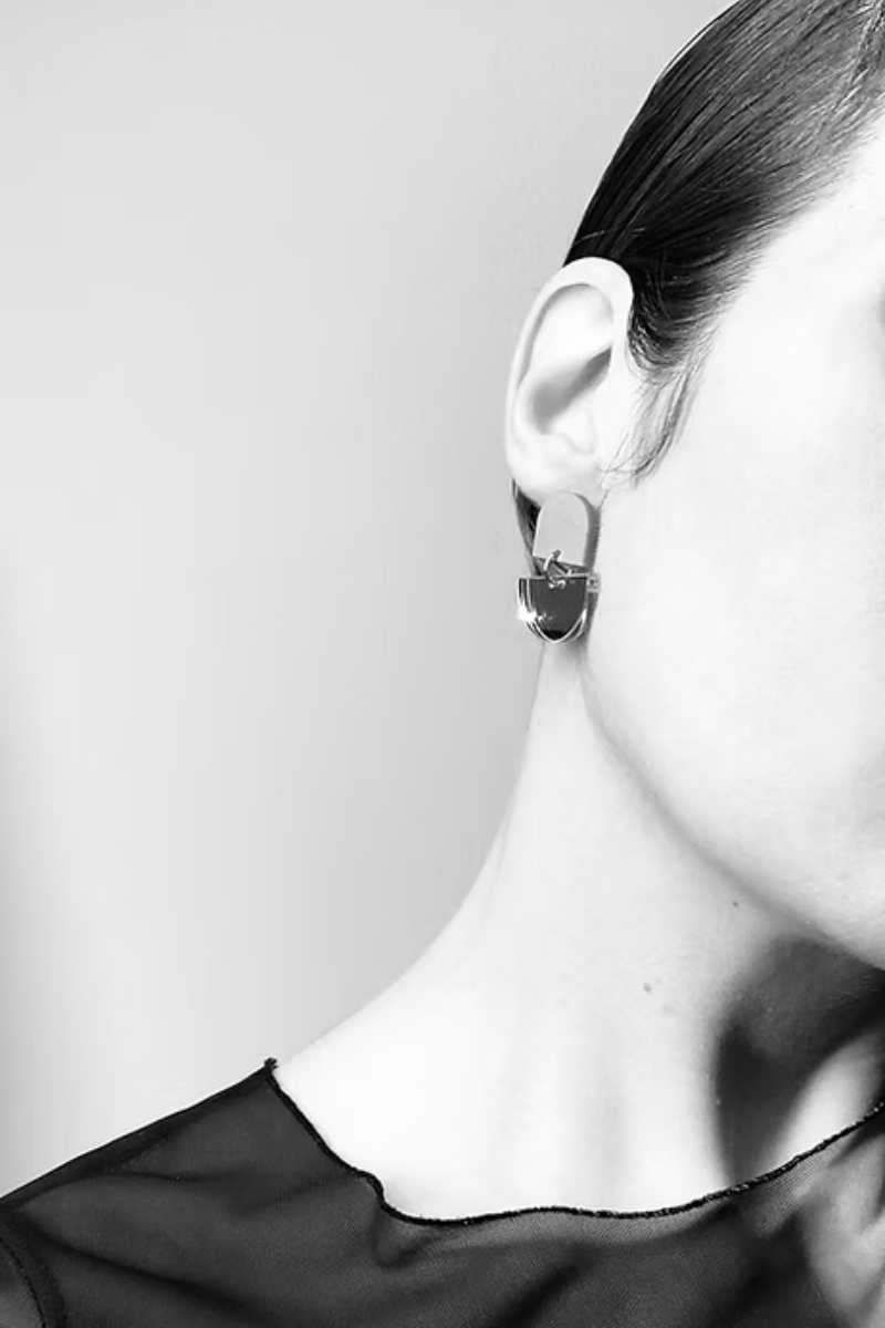 Getragener Ohrschmuck aus recyceltem Acryl geometrisch und minimalistisch in silber und transparent von mimimono im Youmee.market Bern