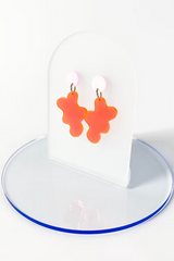ohrschmuck aus recyceltem Acryl in neon orange von mimimono im Youmee.market Bern