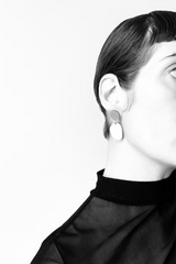 Getragener Ohrschmuck von mimimono aus recycelterm Acryl - geometrisch und minimalistisch in gold und silber. Erhältlich im Youmee.market Bern