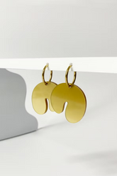 ohrschmuck von mimimono aus recyceltem acryl kurvige u form in gold im youmee.market Bern