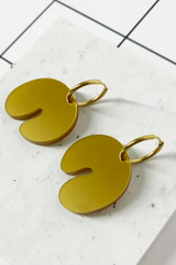 ohrschmuck von mimimono aus recyceltem acryl kurvige u form in gold im youmee.market Bern