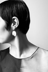 ohrschmuck von mimimono aus recyceltem acryl kurvige u form in gold im youmee.market Bern