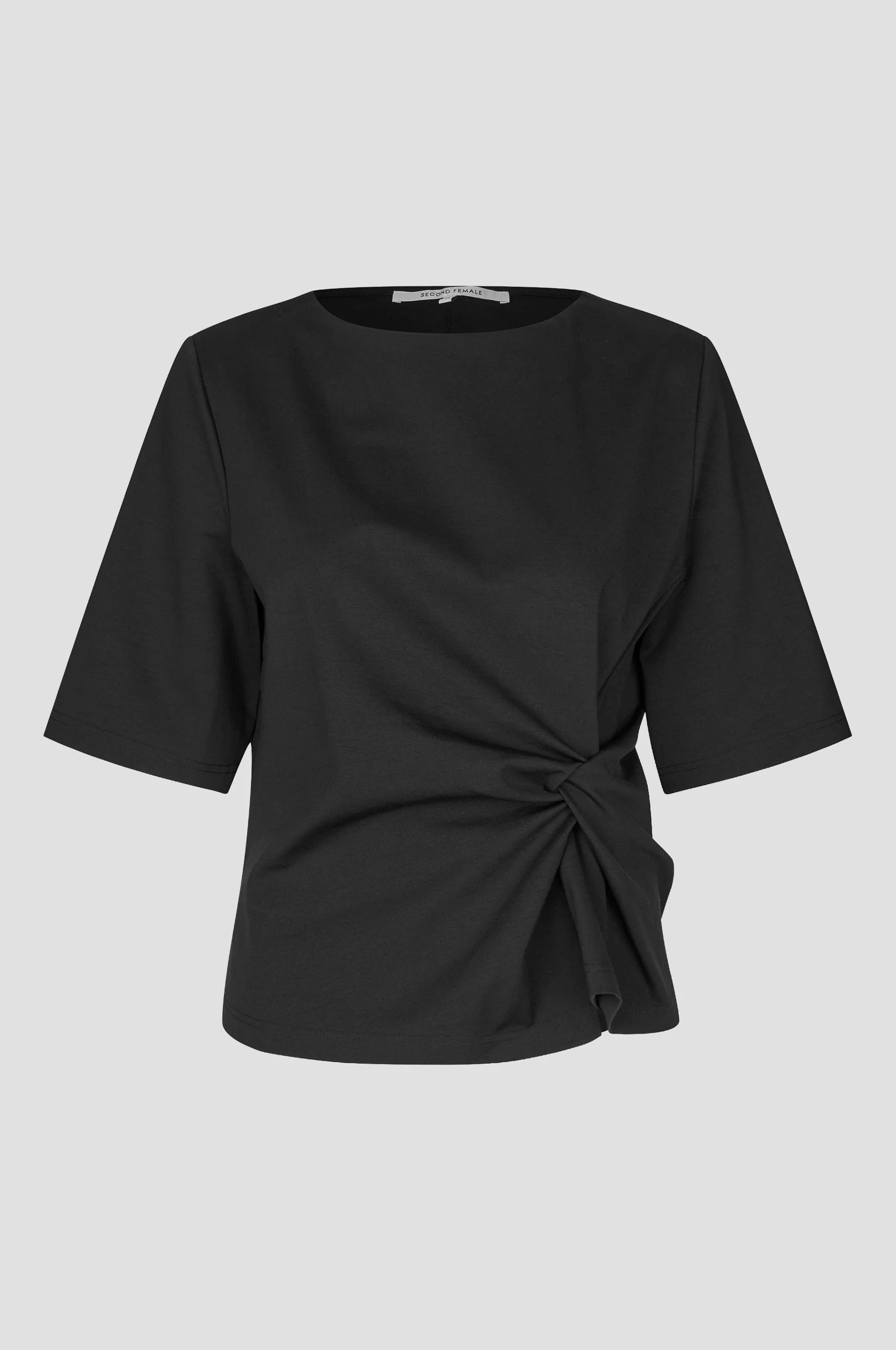 Schwarzes Second Female Arkai Drape Top mit asymmetrischer Drapierung – Vorderansicht