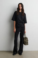 Second Female Arkai Drape Top Schwarz Damen kombiniert mit schwarzer Hose – Vorderansicht
