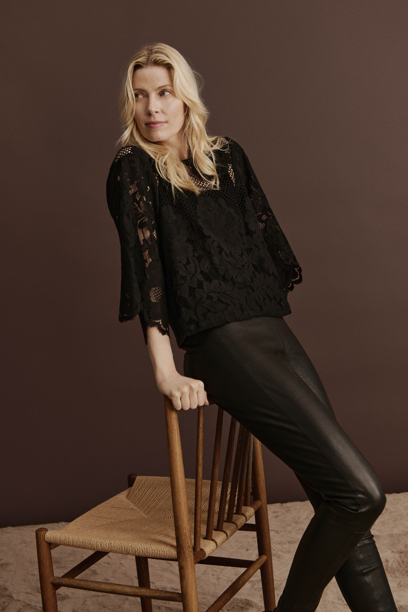 Bluse von Frau getragen aus Spitze in schwarz von Rosemunde Copenhagen im youmee.market bern