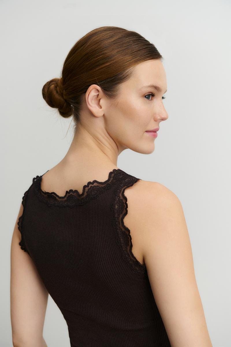Top von Frau getragen in braun mit Spitze am Ausschnitt von Rosemunde Copenhagen im youmee.market bern