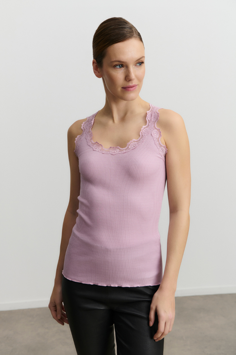 Top von Frau getragen in altrosa mit Spitze am Ausschnitt von Rosemunde Copenhagen im youmee.market bern