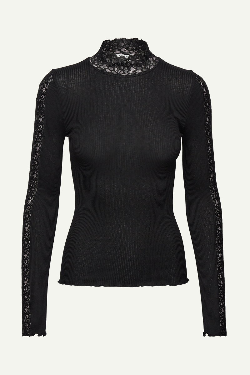 Longsleeve mit Rollkragen in schwarz mit Spitze an Ärmeln und am Kragen von Rosemunde Copenhagen im youmee.market bern