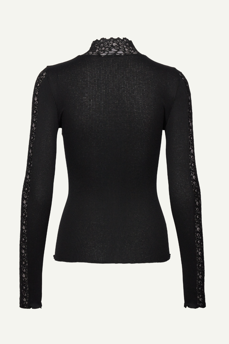 Longsleeve mit Rollkragen in schwarz mit Spitze an Ärmeln und am Kragen von Rosemunde Copenhagen im youmee.market bern