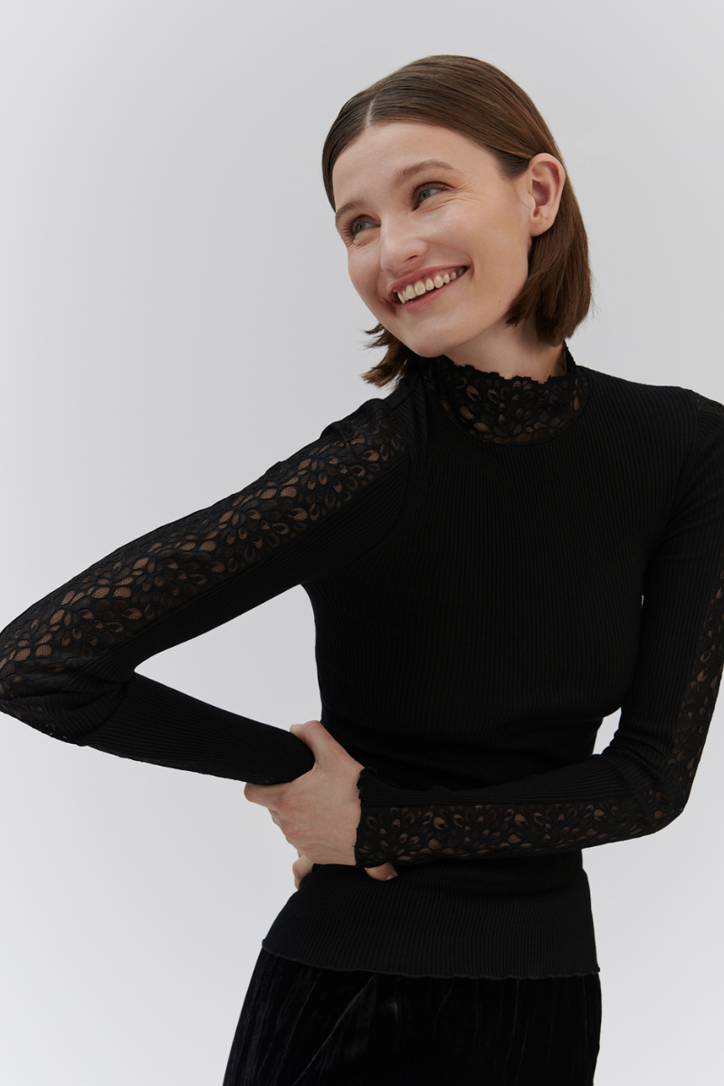 Longsleeve von Frau getragen mit Rollkragen in schwarz mit Spitze an Ärmeln und am Kragen von Rosemunde Copenhagen im youmee.market bern