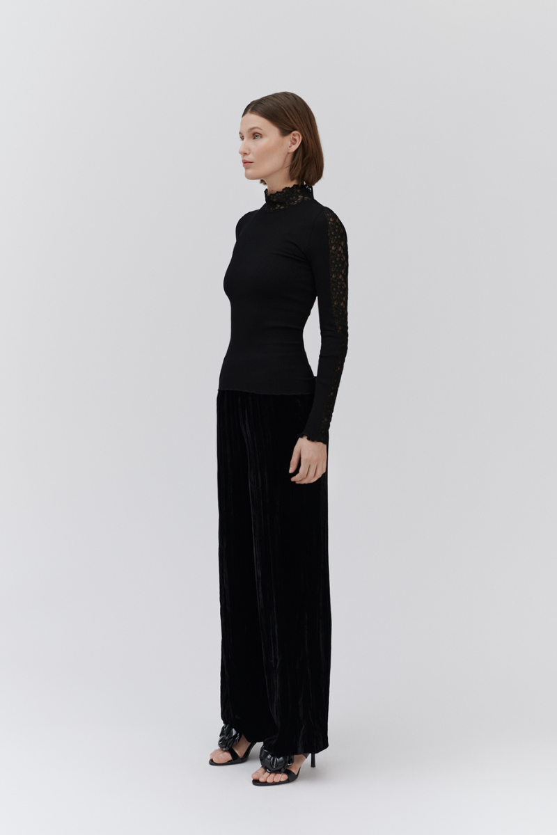 Longsleeve von Frau getragen mit Rollkragen in schwarz mit Spitze an Ärmeln und am Kragen von Rosemunde Copenhagen im youmee.market bern